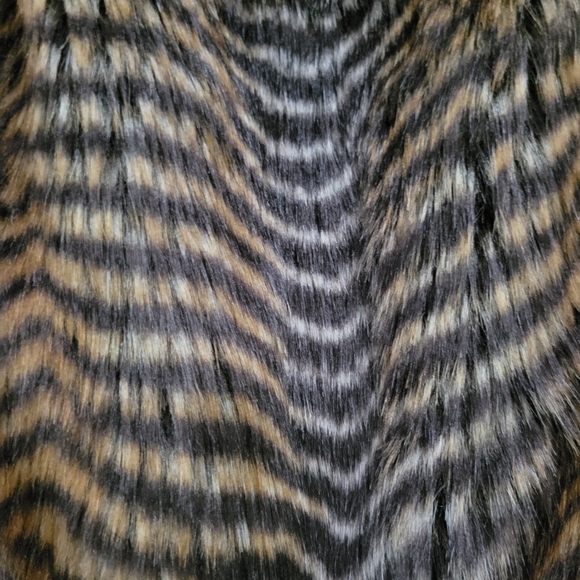 Willow & Clay Faux Fur jacket size medium - Picture 12 of 16